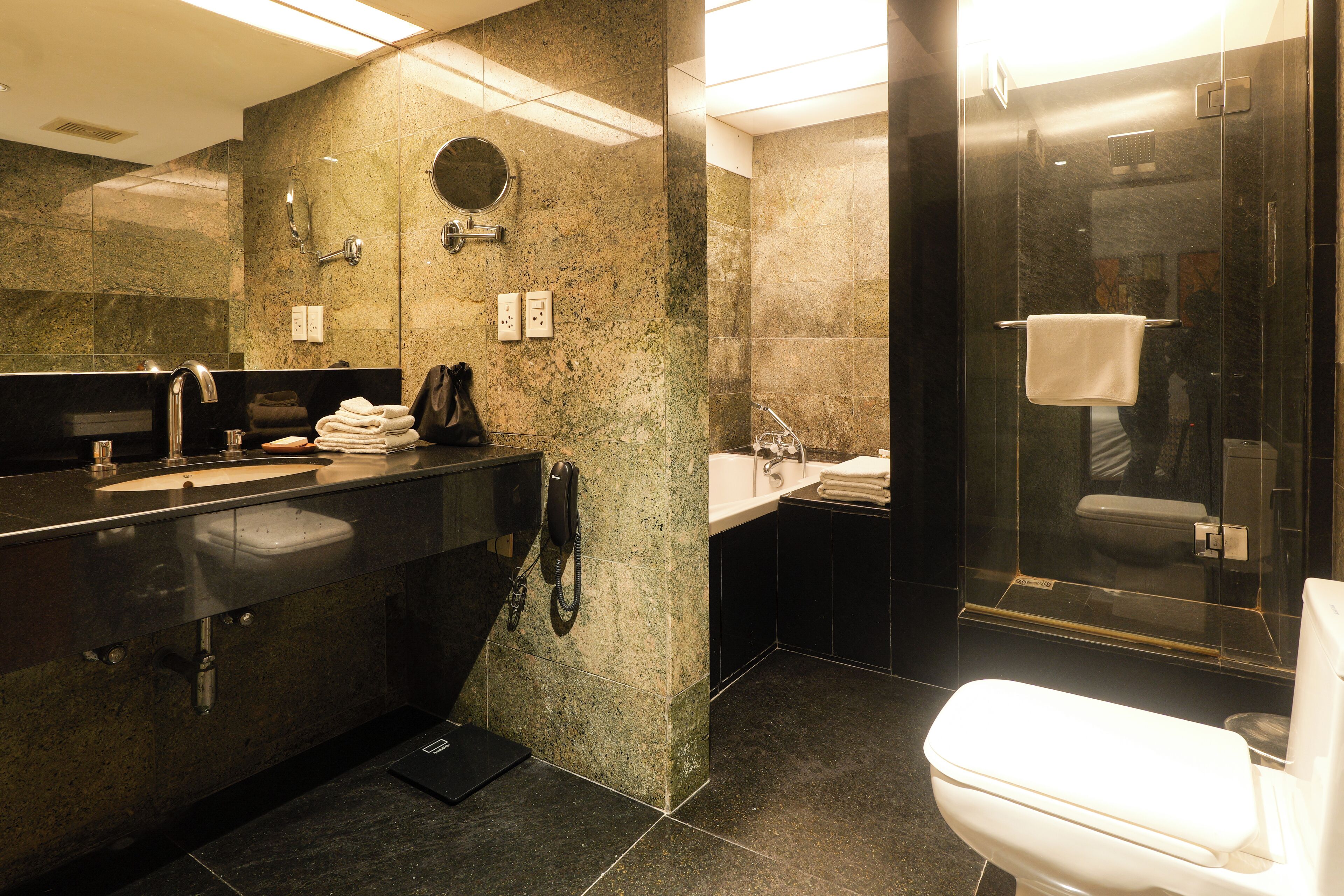 standard room | bathroom | free toiletries, hair dryer, bathrobes, slippers