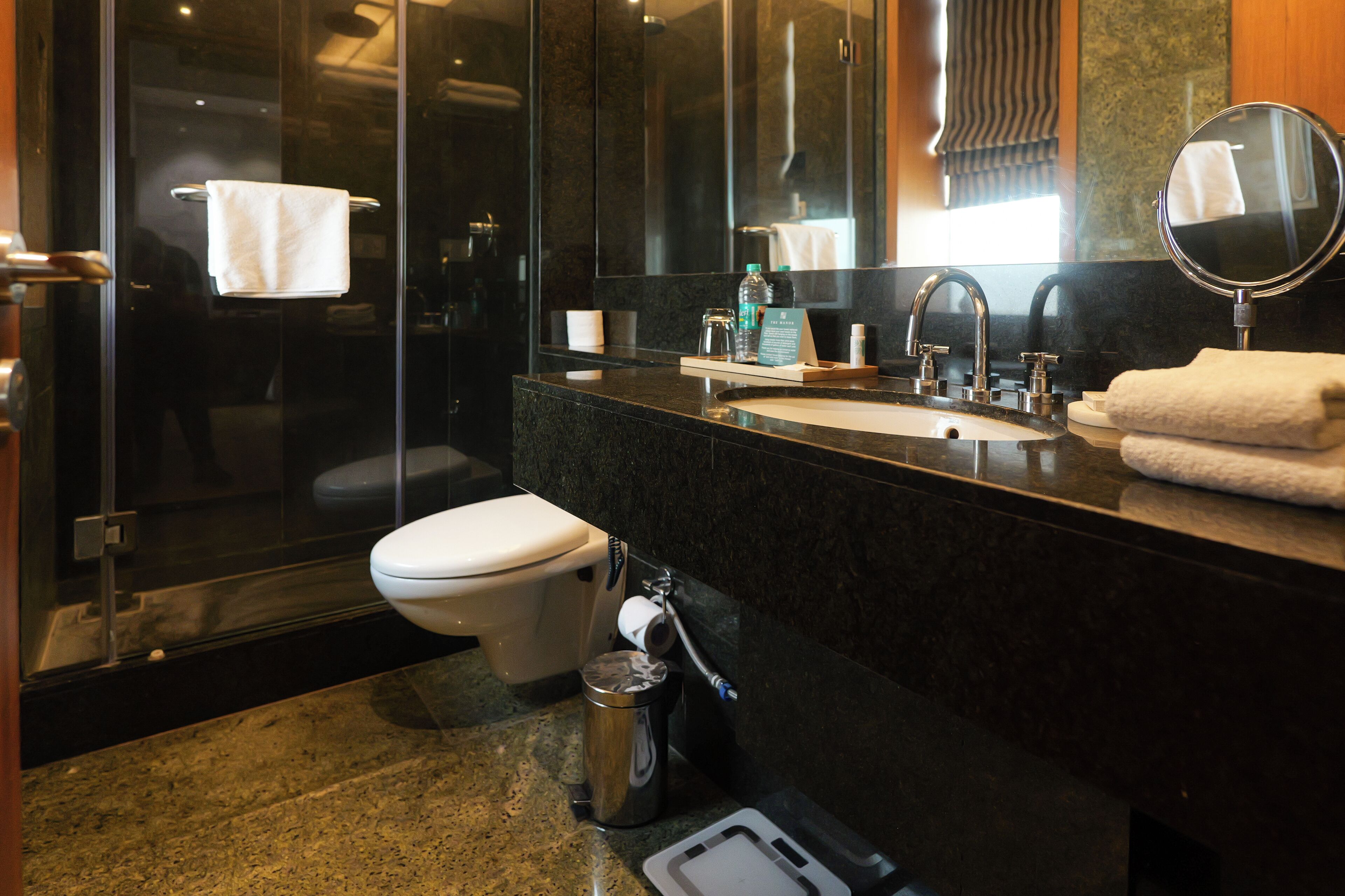 executive room | bathroom | free toiletries, hair dryer, bathrobes, slippers