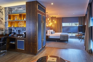 Corner Suite | In-room safe, desk, blackout drapes, iron/ironing board