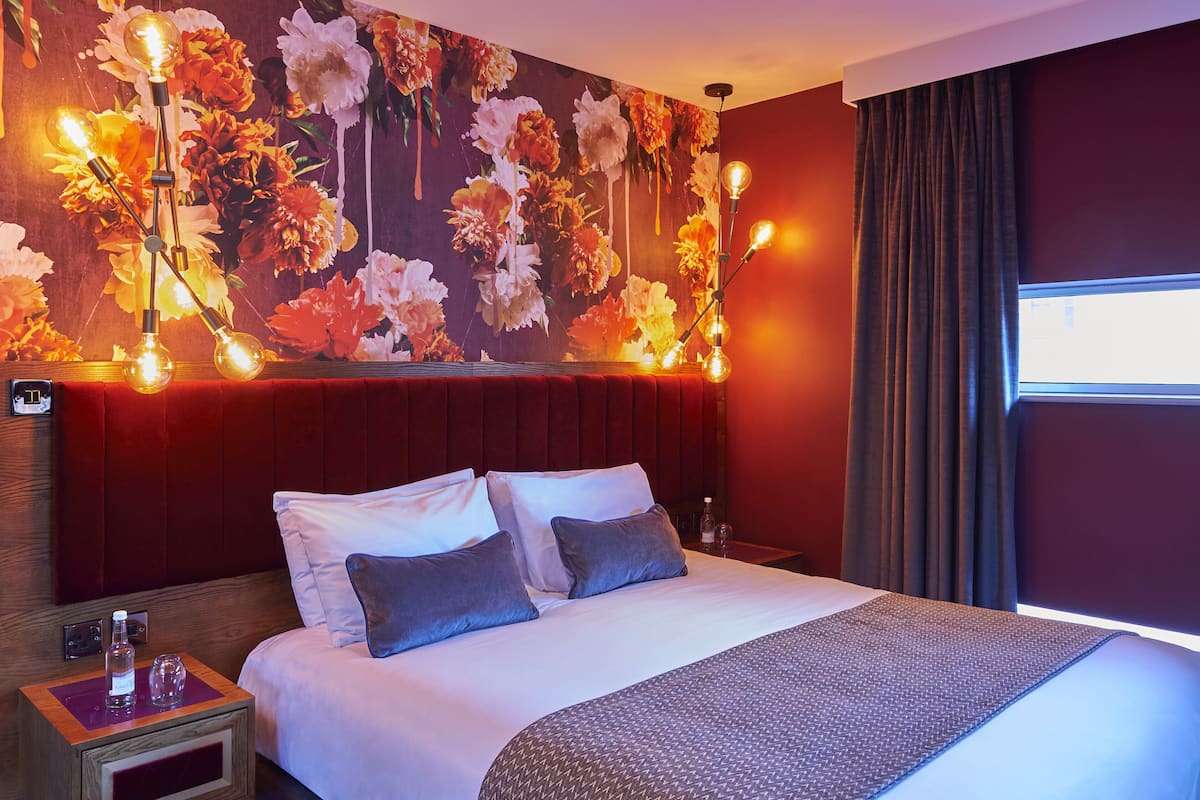 Corner Suite | 1 bedroom, in-room safe, desk, blackout drapes