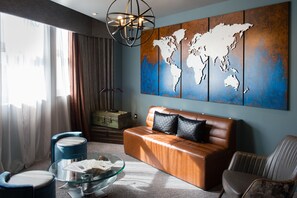 Suite Signature | Caja fuerte, escritorio, cortinas opacas y tabla de planchar con plancha