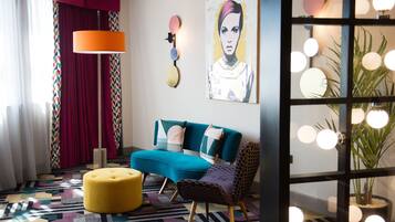 Signature Suite | In-room safe, desk, blackout drapes, iron/ironing board