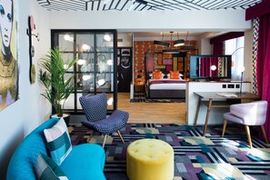Signature Suite | In-room safe, desk, blackout drapes, iron/ironing board