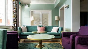 Coin salon dans le hall