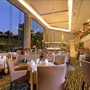 6 restaurantes; se sirve desayuno, almuerzo y cena