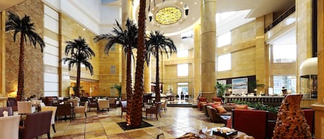 Daily buffet breakfast (CNY 80 per person)
