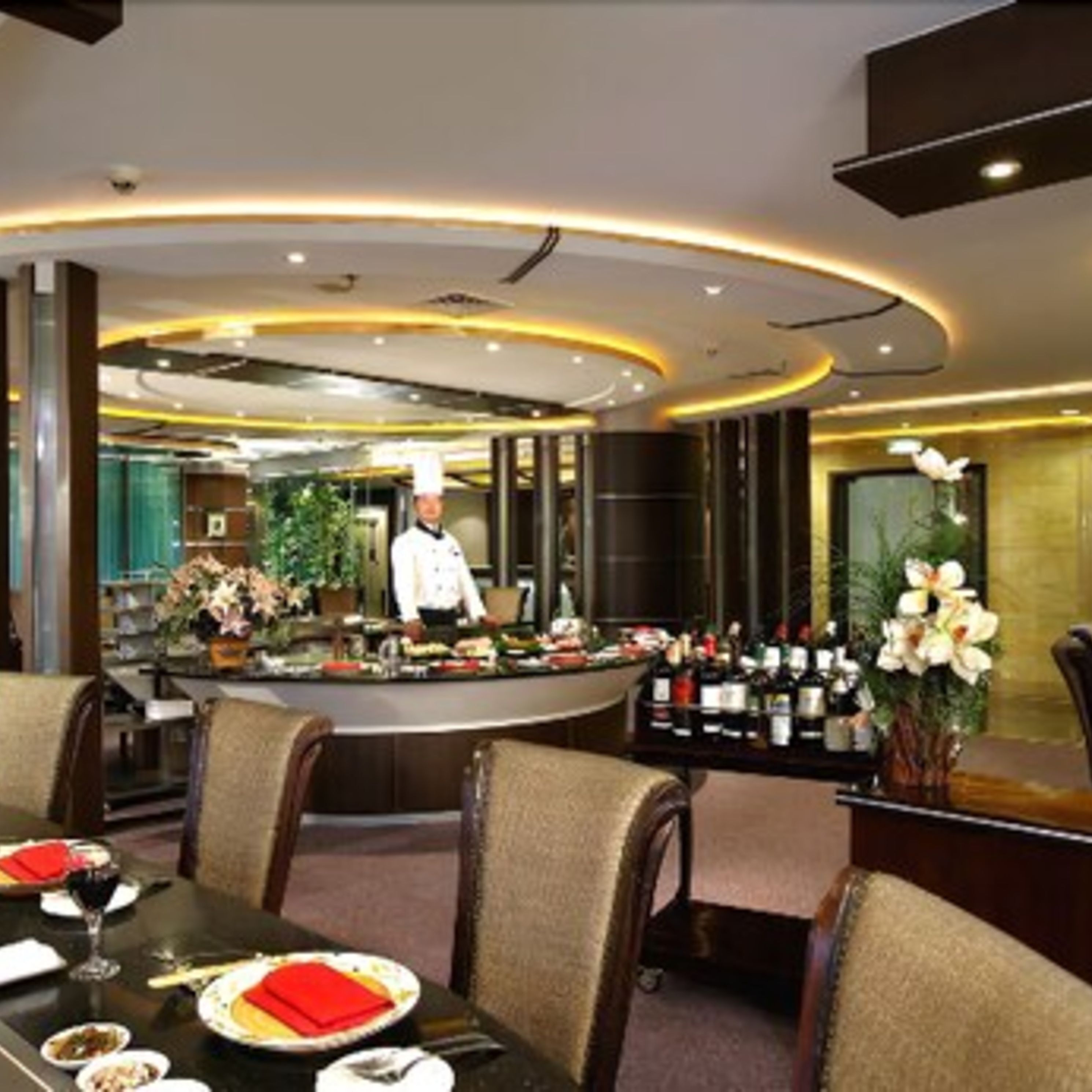 6 restaurants, breakfast, lunch, dinner served; french cuisine