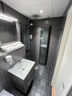 Deluxe Double Room | Bathroom