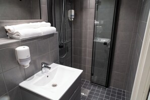 Chambre Deluxe double | Salle de bain | Douche, séchoir à cheveux, serviettes fournies, savon