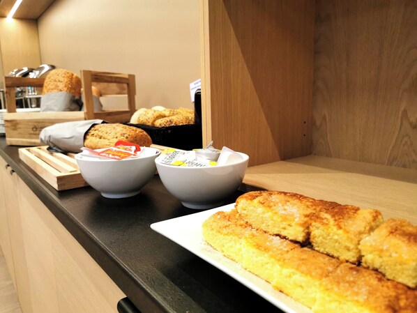 Free daily buffet breakfast