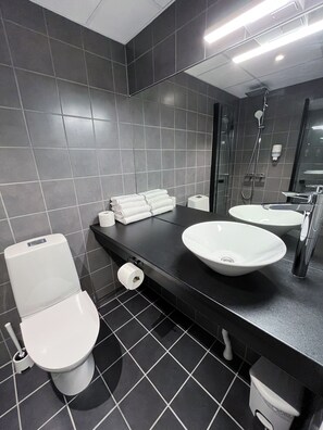 Douche, séchoir à cheveux, serviettes fournies, savon
