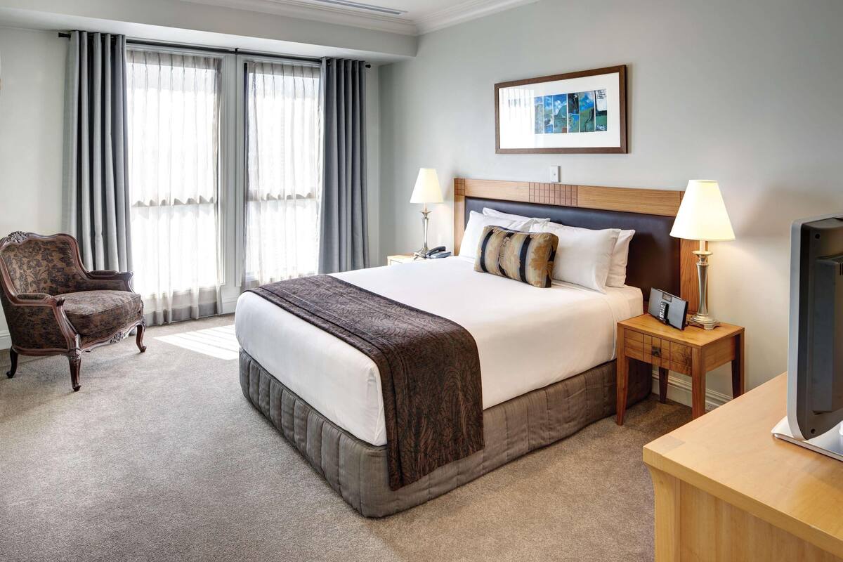 Hypo-allergenic bedding available, in-room safe, desk