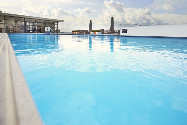 Piscine intérieure, piscine extérieure, 6 h 30 à 23 h, parasols