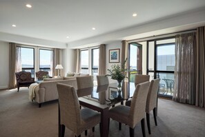 Appartement exécutif, 2 chambres, balcon | Aire de séjour | Téléviseur à écran plat de 48 po avec télévision numérique