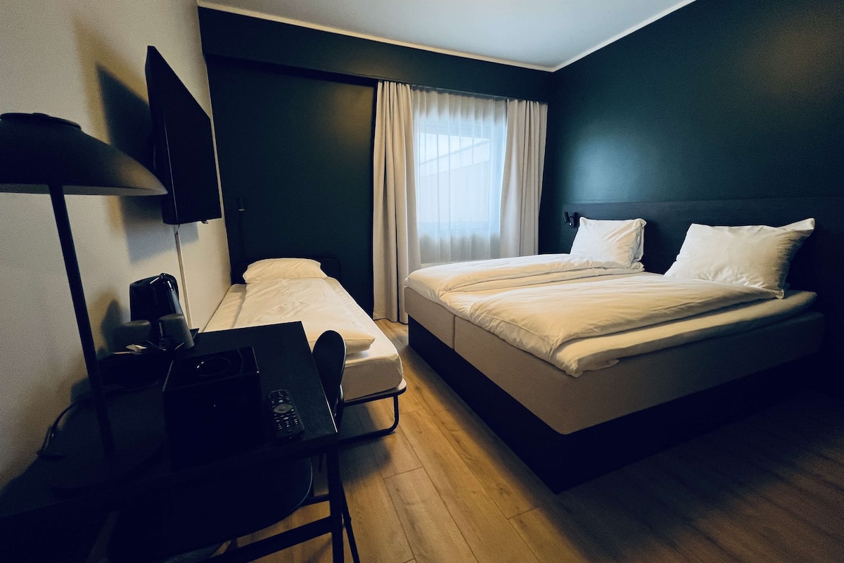 standard room, multiple beds, non smoking | pillow-top beds, desk, blackout curtains, cots/infant beds