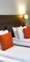 1 habitación, minibar, escritorio y tabla de planchar con plancha 
