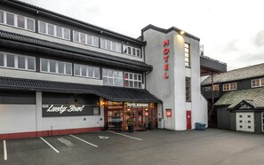 A hotel with a sign reading 'HOTEL BARONEN' and a 'Lucky Bow' sign below. - Thon Hotel Baronen (Ålesund)