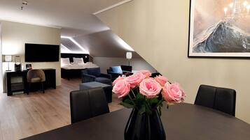 Minibar, bureau, fer et planche à repasser, lits bébé (en supplément)