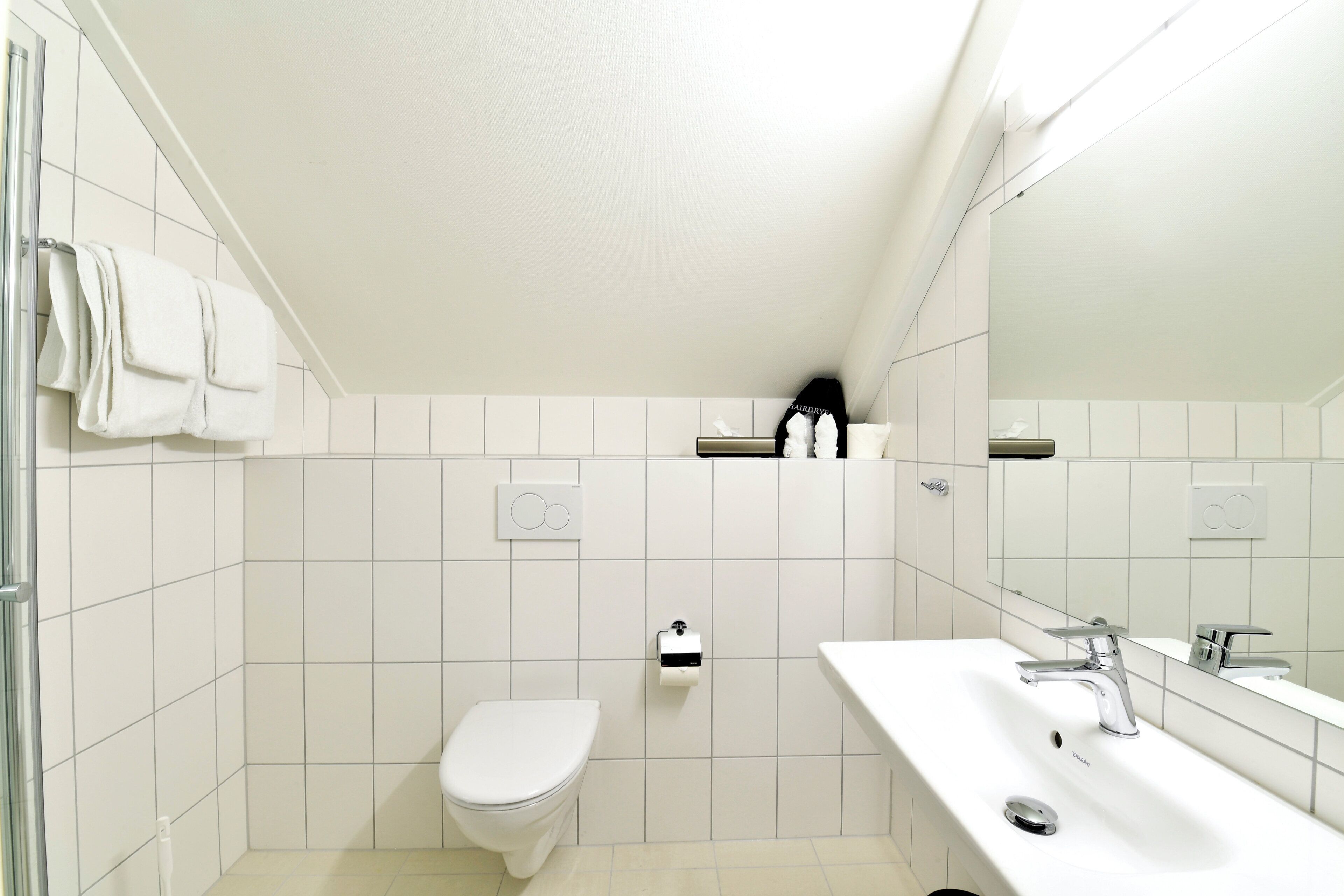 Dusj, hårføner og håndklær