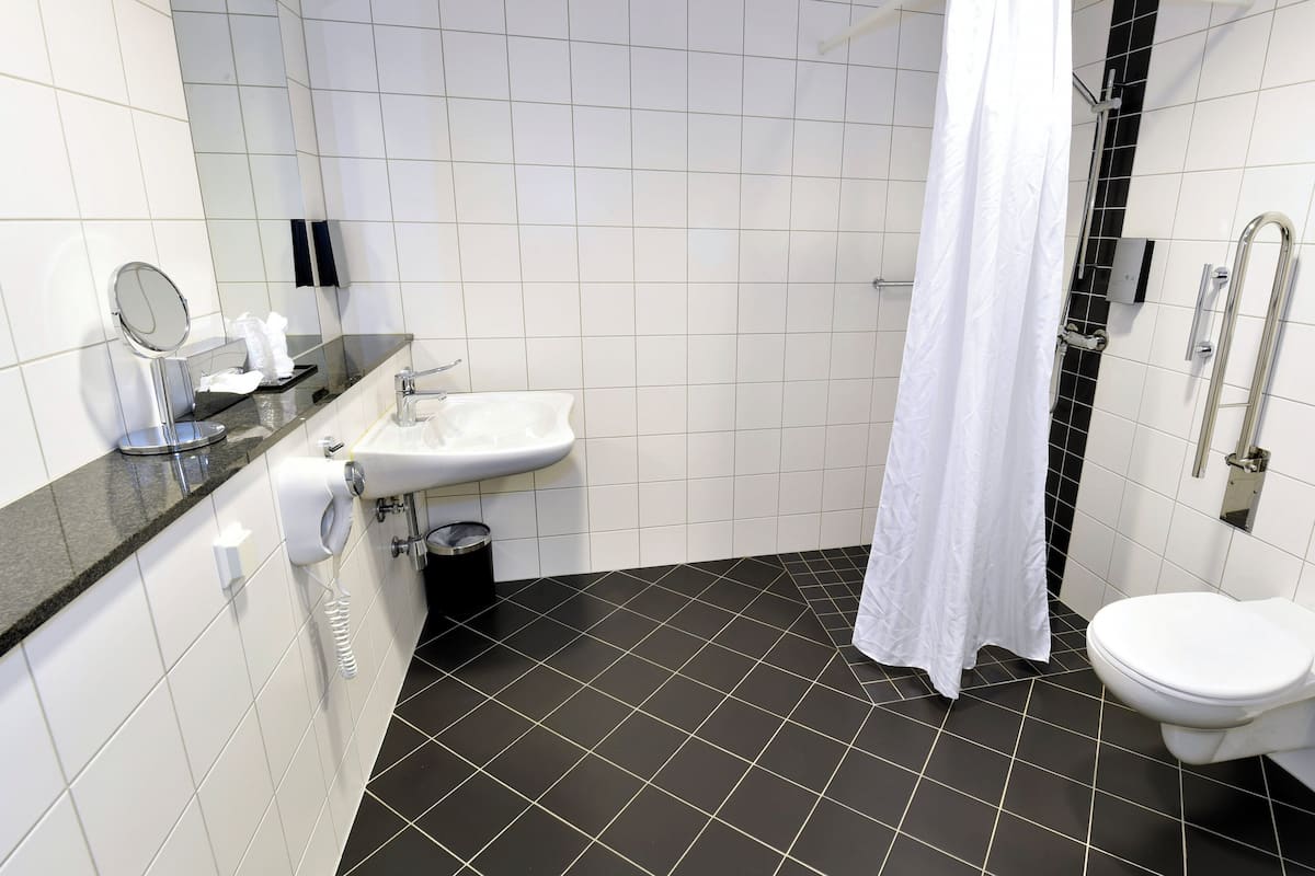 Room, Accessible | Bathroom | Shower, hair dryer, towels