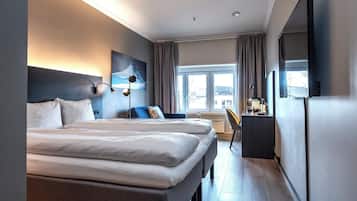 Frigobar, escrivaninha, ferros/tábuas de passar roupa, Wi-Fi de cortesia