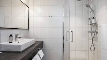 Dusj, hårføner og håndklær