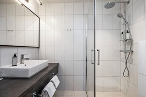 Ducha, secador de pelo, toallas