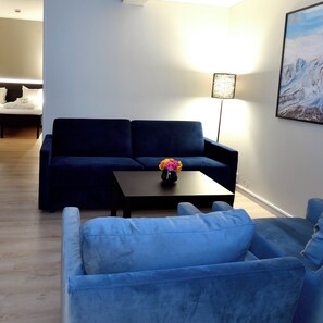 1 habitación, minibar, escritorio y tabla de planchar con plancha 