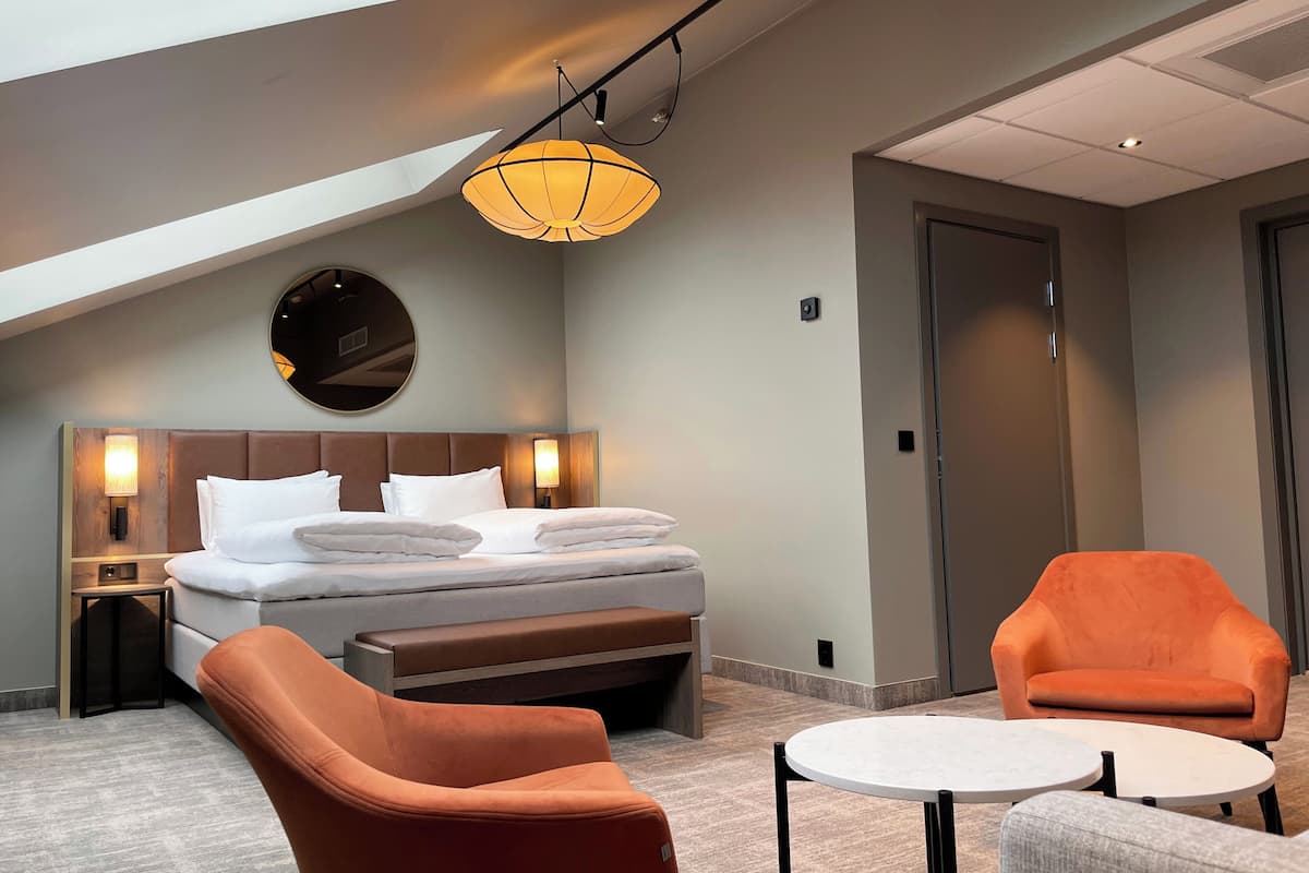 Premium Room | 1 bedroom, pillow-top beds, in-room safe, desk