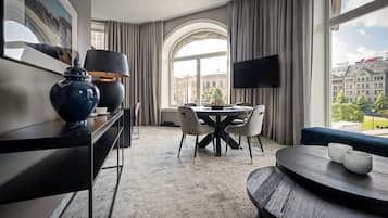 Junior Suite with Landmark View | Senger med overmadrass, safe på rommet, skrivebord og blendingsgardiner