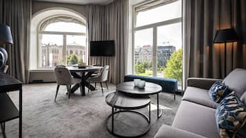 Junior Suite with Landmark View | 1 室のベッドルーム、ピロートップベッド、セーフティボックス (室内)、デスク