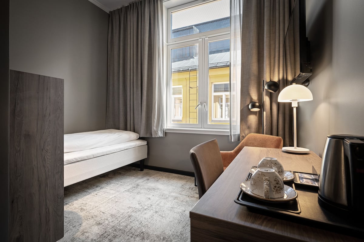 Standard Single Room | Pillowtop beds, in-room safe, desk, blackout drapes