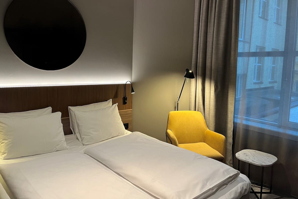 Cosy Small Room | 1 soveværelse, senge med topmadrasser, pengeskab på værelset, skrivebord