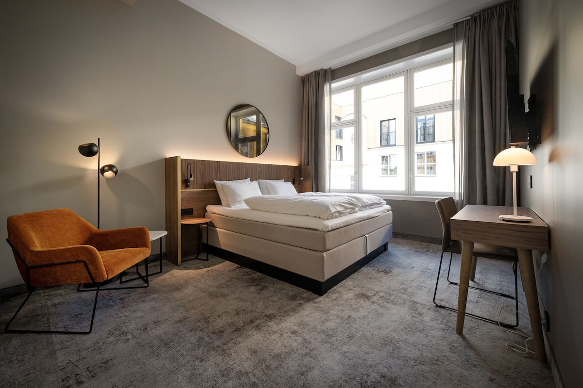 Superior Double Room for Disabled | Safe på rommet, skrivebord, blendingsgardiner og wi-fi (inkludert)