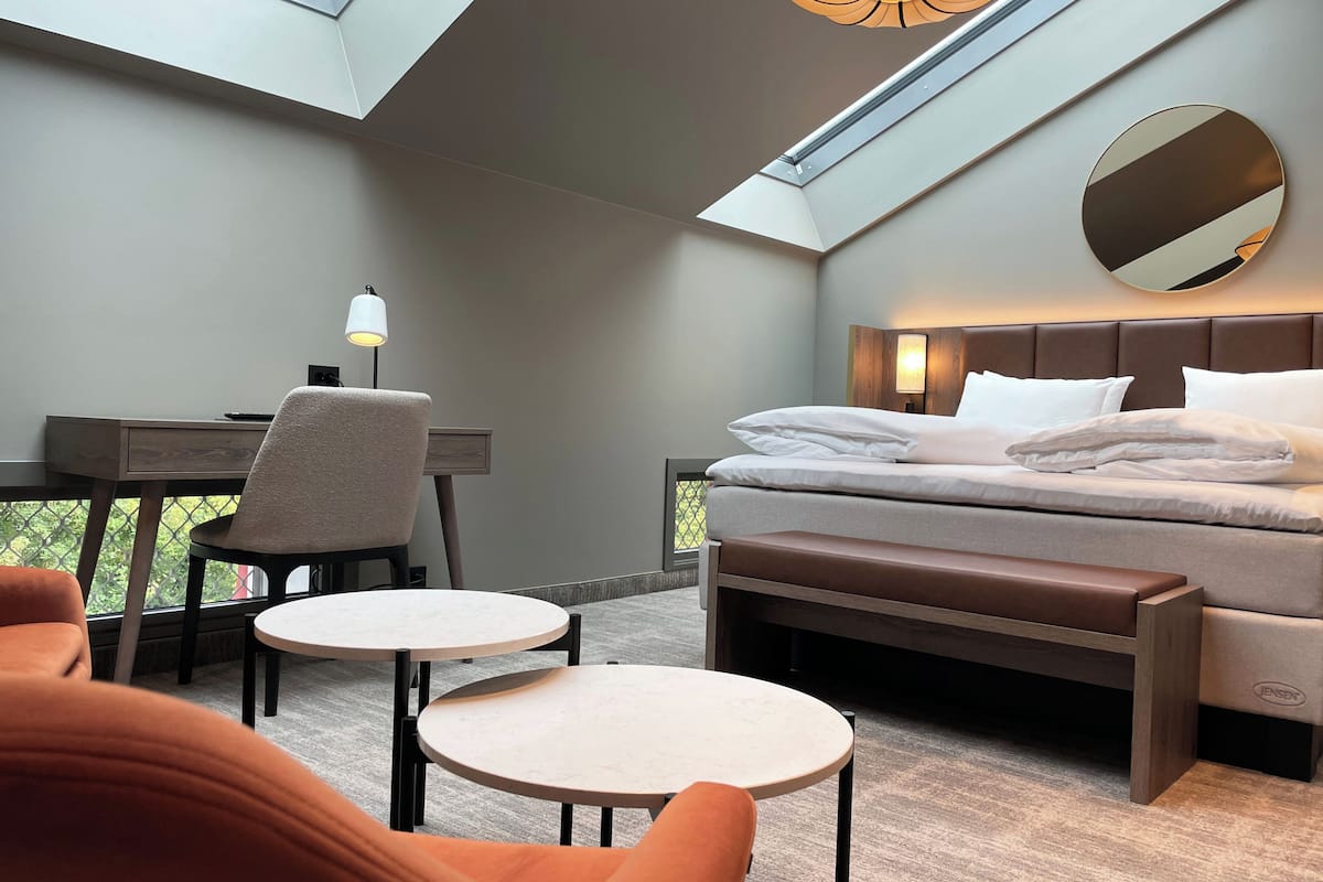 Standard Room | 1 bedroom, pillow-top beds, in-room safe, desk