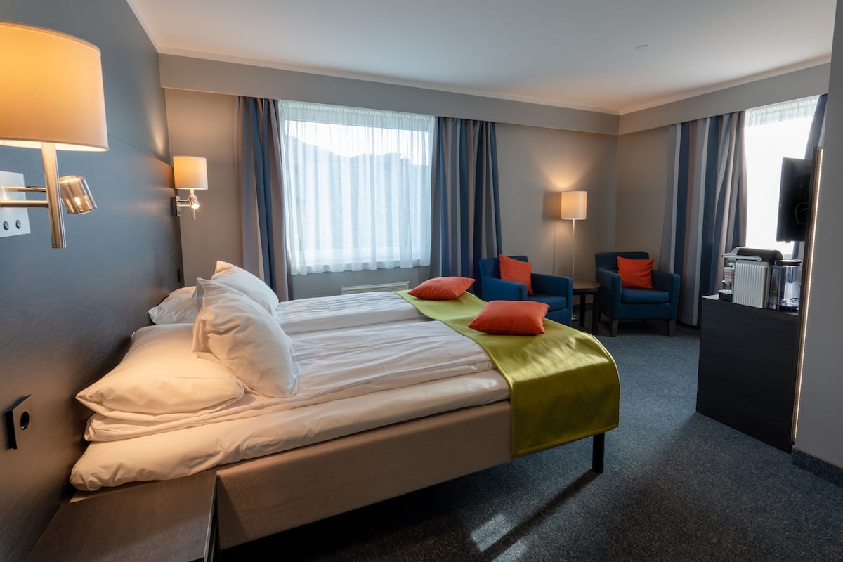 Escritorio, sistema de insonorización y cunas