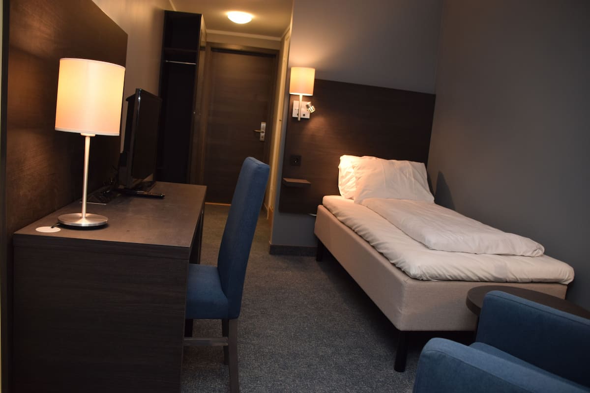 Escritorio, sistema de insonorización y cunas