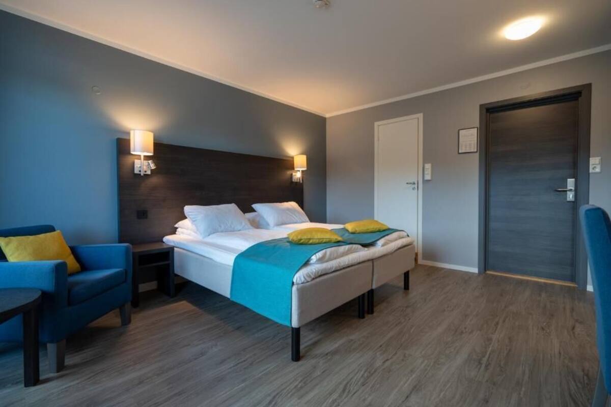 Desk, soundproofing, cribs (surcharge), rollaway beds (surcharge)