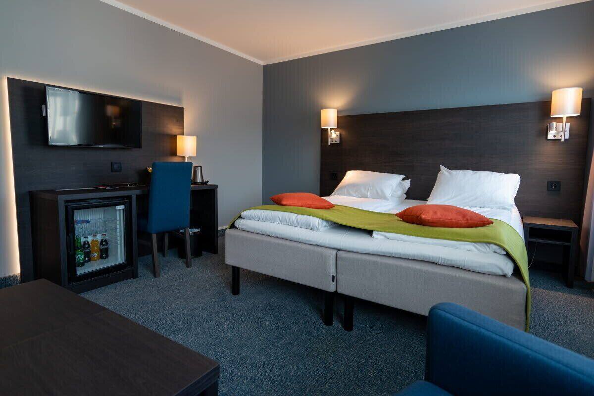 Bureau, chambres insonorisées, lits bébé (en supplément)