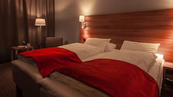 Chambre Standard avec lits jumeaux, non-fumeurs | Surmatelas, bureau, rideaux occultants, fer et planche Ă repasser