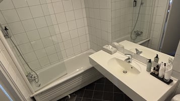 Un baño moderno con bañera, lavamanos e inodoro.