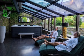 A modern spa area with a glass-enclosed room, a hot tub, and a view of the outdoors. - Skogstad Hotell - Unike Hoteller (Hemsedal)