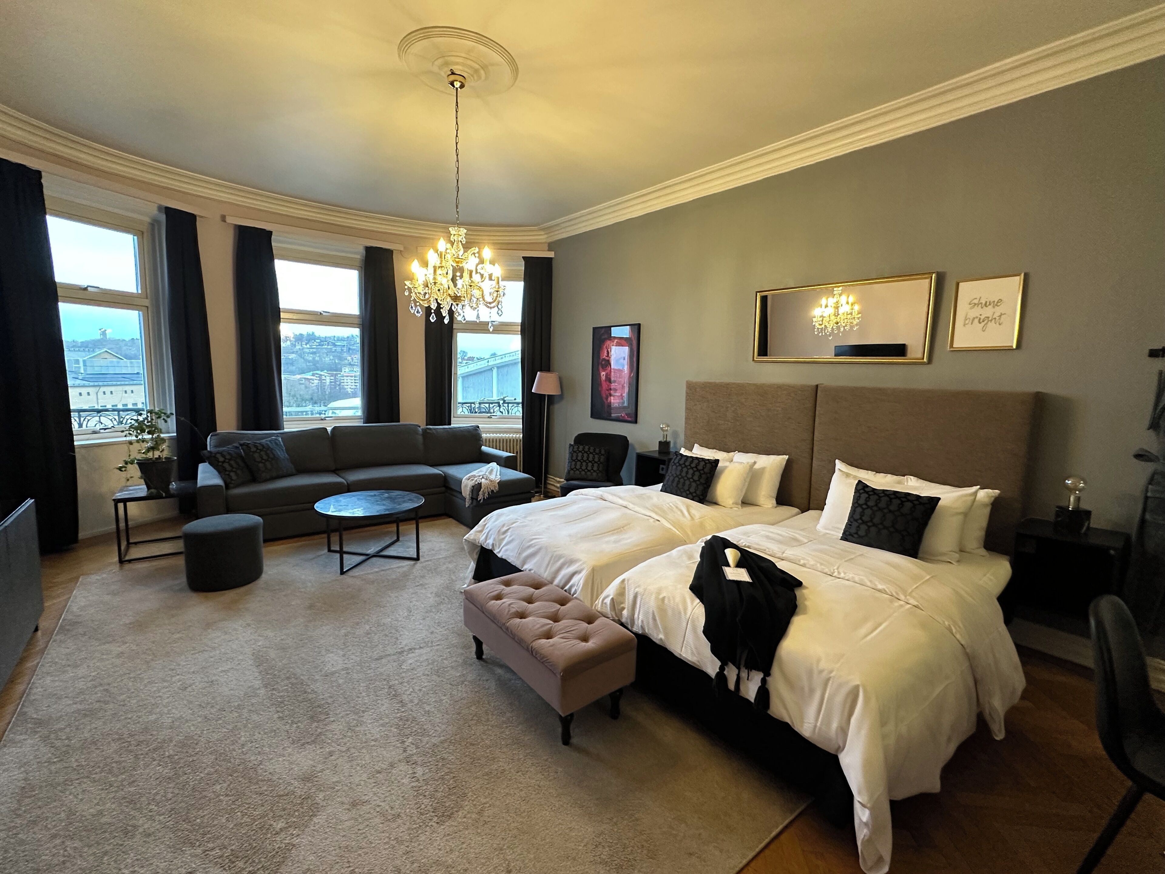 Deluxe City View | 高档床上用品、特色家居、办公桌、笔记本电脑工作区