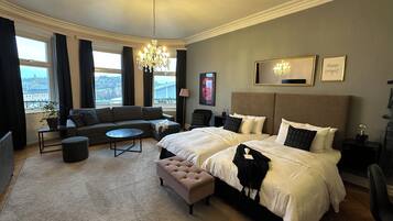 Deluxe City View | Ropa de cama de alta calidad, muebles diferentes y escritorio