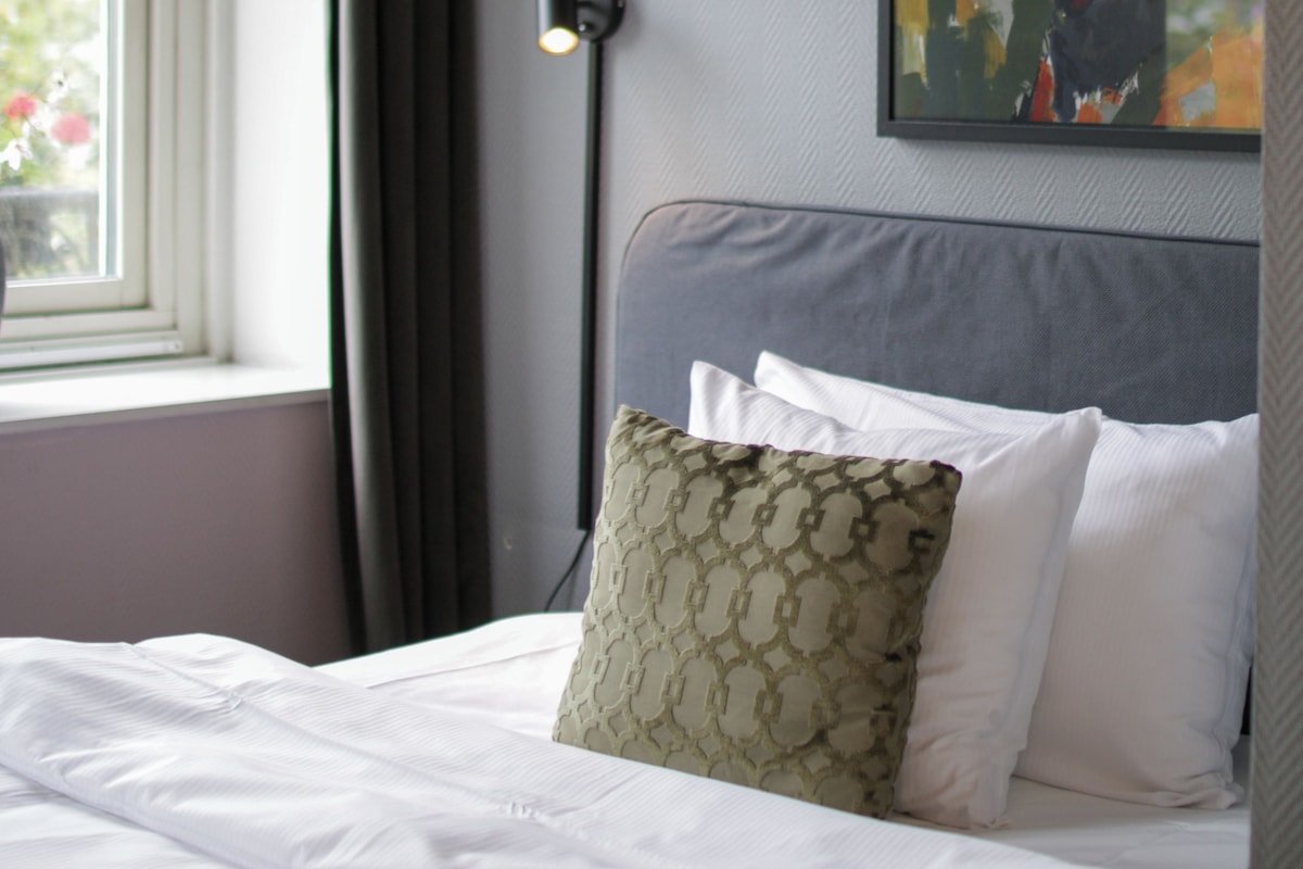 Ropa de cama de alta calidad, minibar, escritorio y cortinas blackout