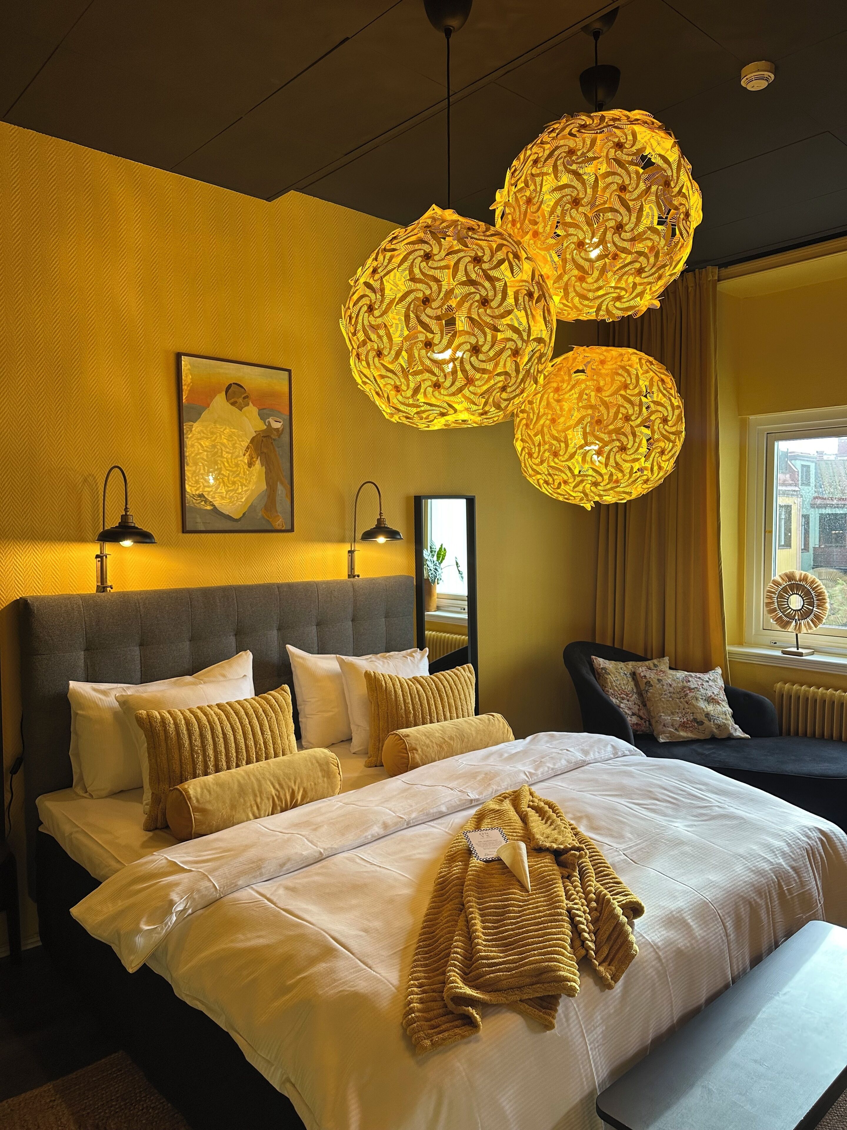 Double Calm | Hochwertige Bettwaren, individuell eingerichtet, Schreibtisch