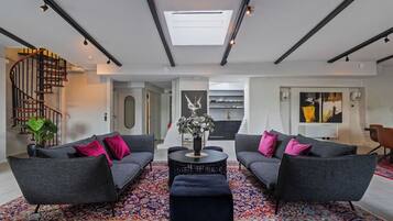 Ropa de cama de alta calidad, minibar, muebles diferentes y escritorio