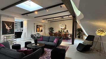 Penthouse Terrace Suite | Ropa de cama de alta calidad, muebles diferentes y escritorio