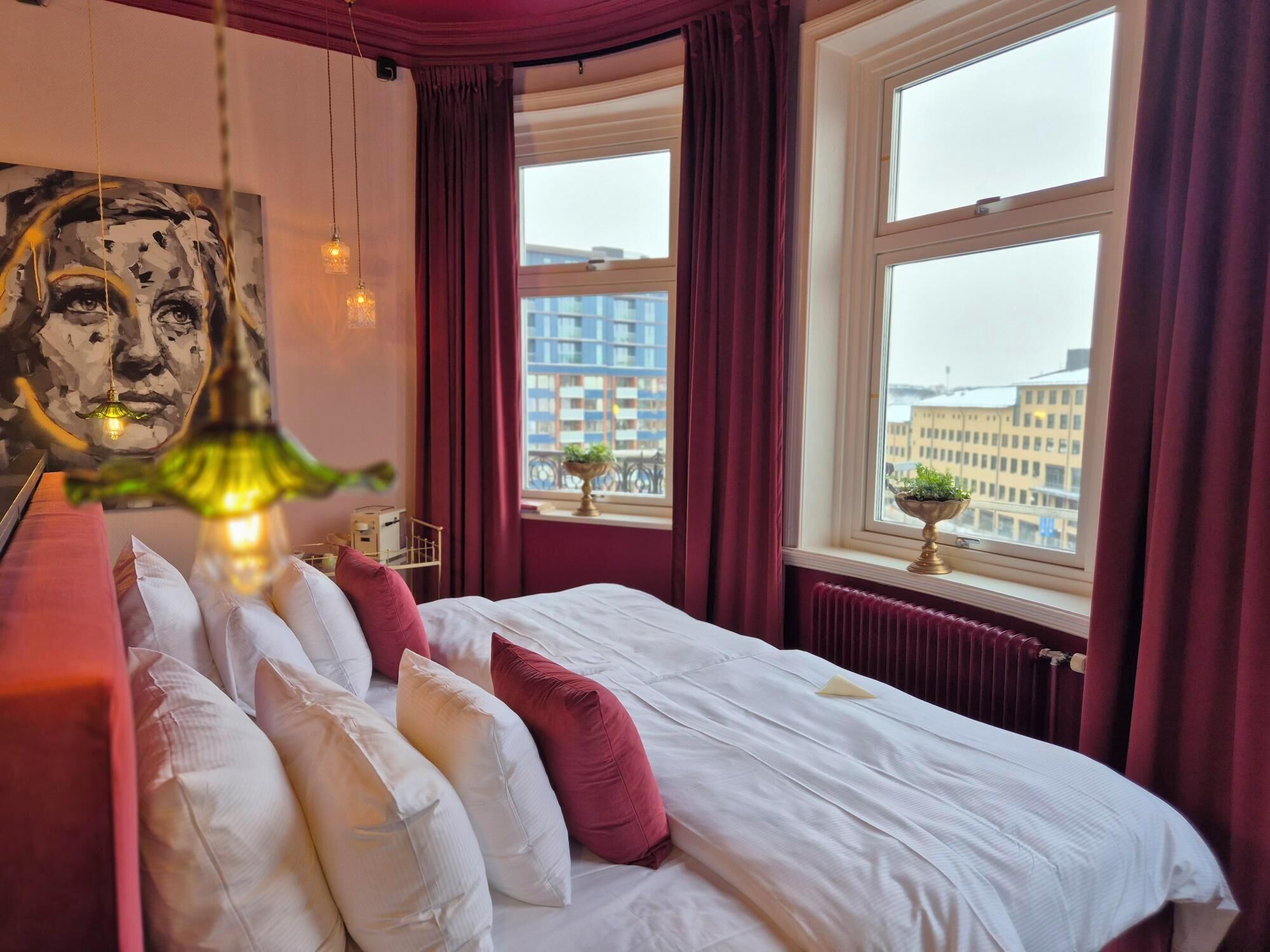 Double Royal City View | Sengetøy av topp kvalitet, individuelt innredet og skrivebord