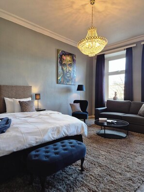 Deluxe City View | Literie de qualité supérieure, ameublement personnalisé, bureau